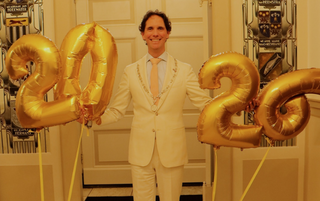 Burgemeester Roberto ter Hark met ballonnen