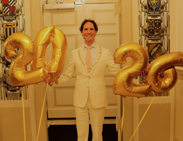 Burgemeester Roberto ter Hark met ballonnen